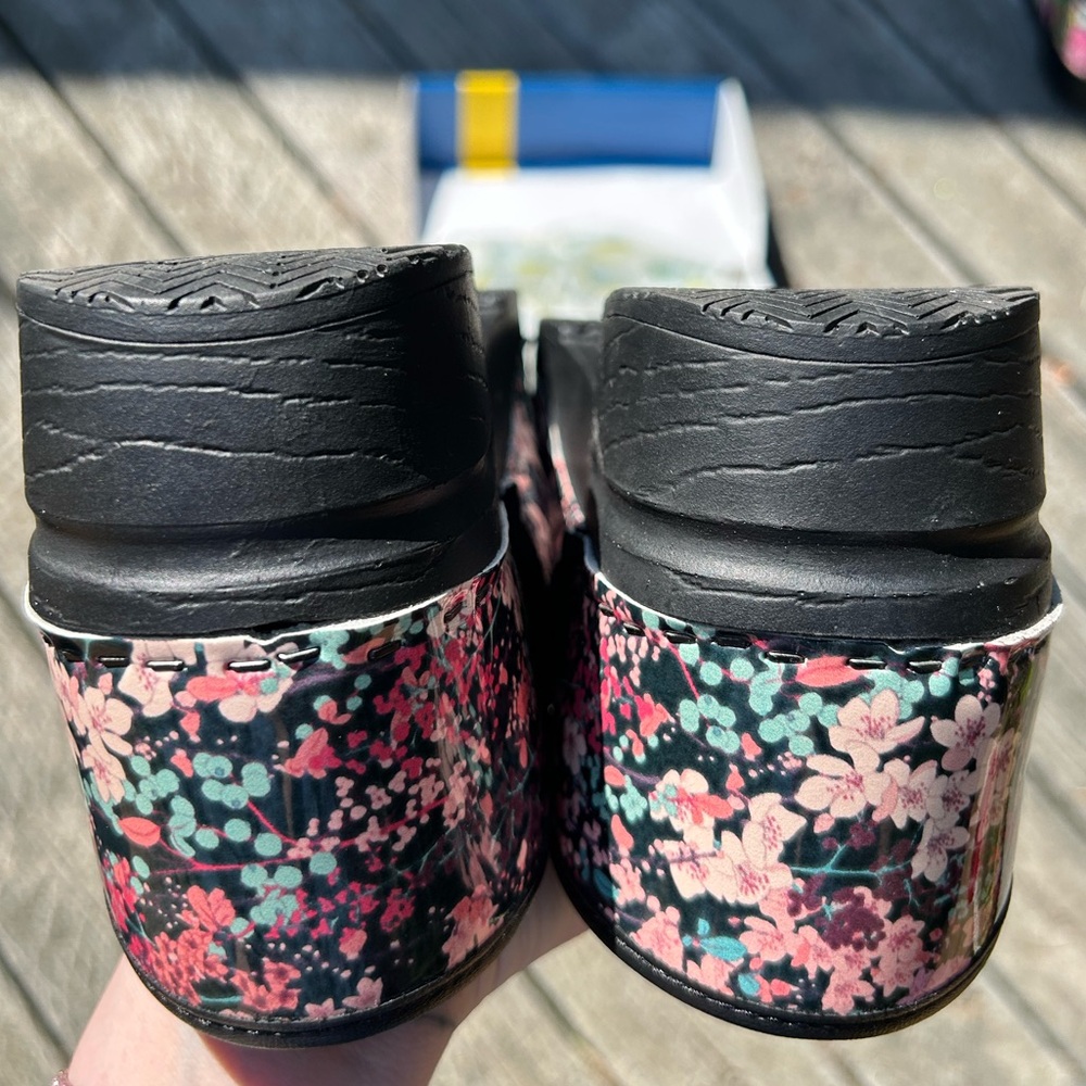 Professional Floral Leather Clogs - Picture 3 of 6